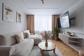 Prime Prive Apartment 65TV AC Standing Desk King Bed, Warsaw